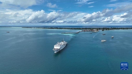 7月22日，中國海軍“和平方舟”號醫(yī)院船結(jié)束基里巴斯訪問，駛離塔拉瓦港。新華社發(fā)（桂江波 攝）