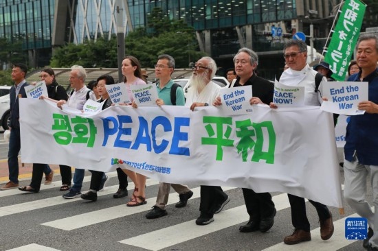 7月22日，在韓國首爾，人們手舉標語參與反戰(zhàn)游行。新華社發(fā)（楊暢 攝）