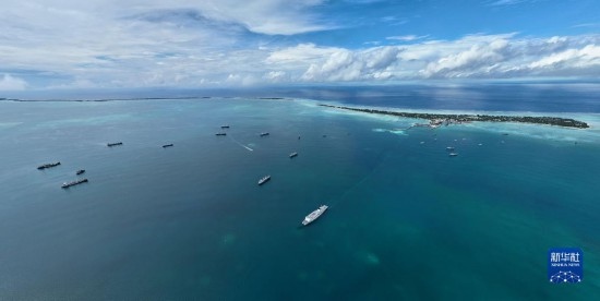 7月22日，中國海軍“和平方舟”號醫(yī)院船結(jié)束基里巴斯訪問，駛離塔拉瓦港。新華社發(fā)（桂江波 攝）