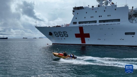 7月22日，中國海軍“和平方舟”號醫(yī)院船駛離塔拉瓦港途中，基里巴斯當(dāng)?shù)孛癖婑{船揮手告別。新華社發(fā)（桂江波 攝）