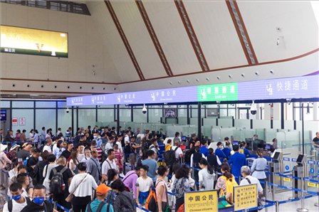 7月22日，乘坐中老鐵路國際旅客列車的旅客在磨憨邊檢大廳排隊(duì)候檢。衛(wèi)海林 攝