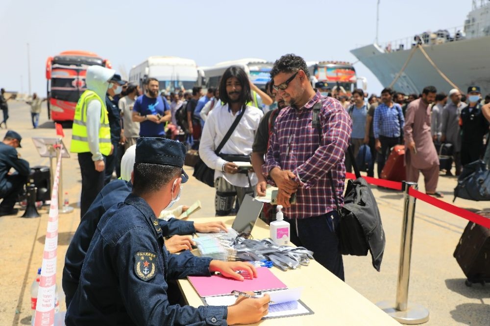↑2023年4月28日，從蘇丹撤離的外籍人員準(zhǔn)備登艦。新華社發(fā)（李怡諾攝）