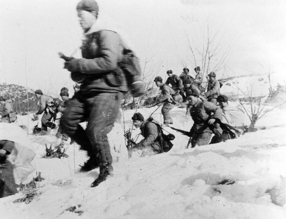 △中國人民志愿軍戰(zhàn)士向美軍進攻的情形（1951年攝）。