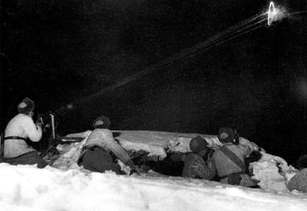  ↑1950年12月，在朝鮮長(zhǎng)津湖，中國人民志愿軍第27軍連隊(duì)機(jī)槍手向美軍陣地射擊。新華社發(fā)（張崇岫 攝）