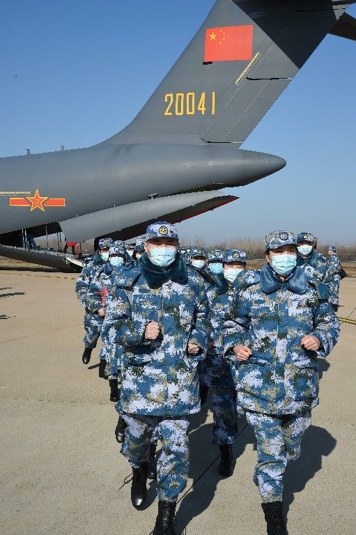 ↑2020年2月17日，一批軍隊(duì)支援湖北醫(yī)療隊(duì)員抵達(dá)武漢天河機(jī)場(chǎng)。新華社記者 黎云 攝