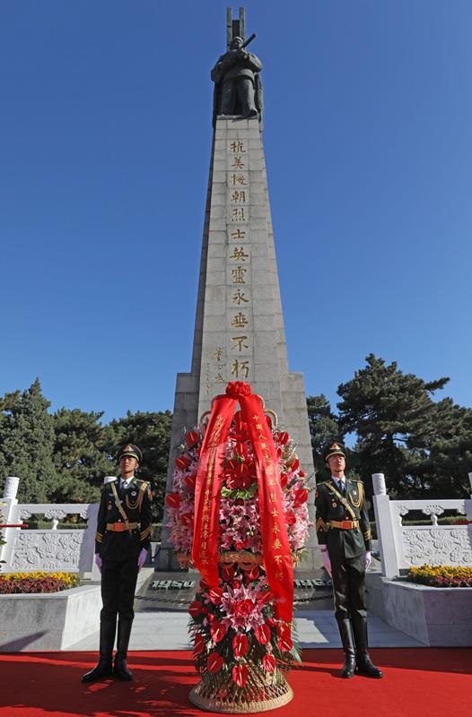 △2020年10月23日紀(jì)念中國人民志愿軍抗美援朝出國作戰(zhàn)70周年大會召開前，以習(xí)近平總書記名義敬獻花籃儀式在遼寧沈陽抗美援朝烈士陵園、丹東抗美援朝紀(jì)念塔等地隆重舉行。圖為在遼寧沈陽抗美援朝烈士陵園舉行的敬獻花籃儀式。
