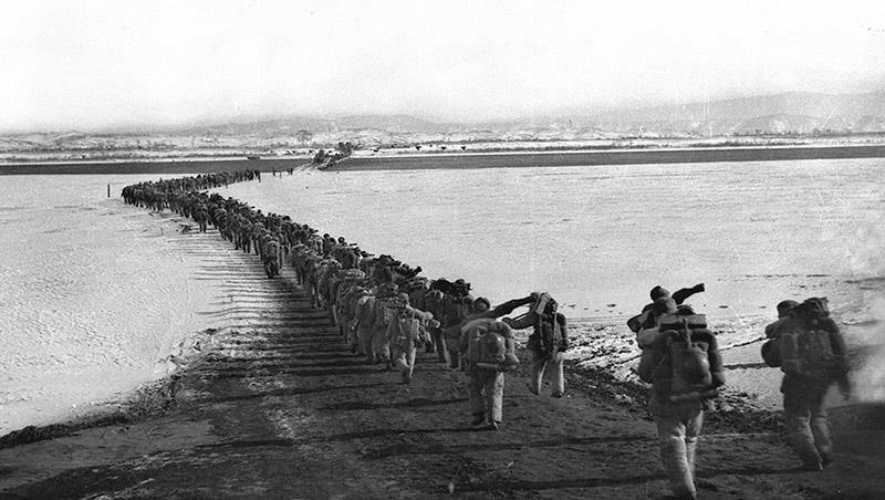 △1950年10月，抗美援朝志愿軍隊伍雄赳赳、氣昂昂跨過鴨綠江。