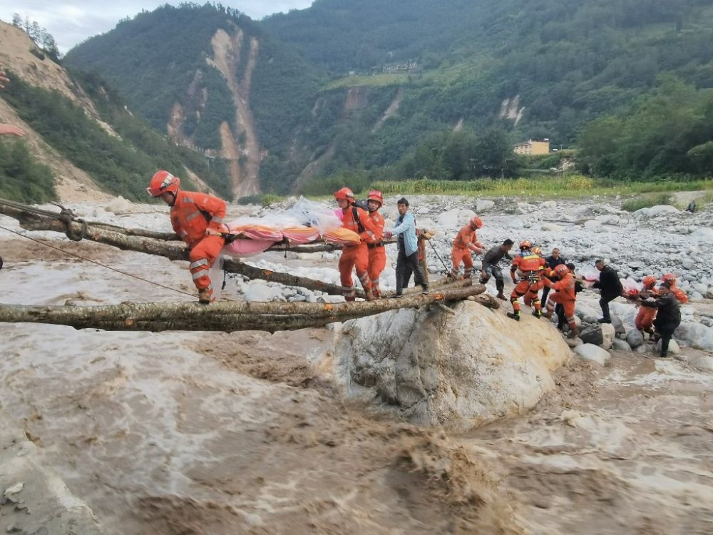 ↑2022年9月5日，武警四川總隊(duì)機(jī)動(dòng)第二支隊(duì)官兵在甘孜州瀘定縣磨西鎮(zhèn)磨子溝村搭建臨時(shí)木橋轉(zhuǎn)移被困群眾（手機(jī)照片）。新華社發(fā)（洪福樂 攝）