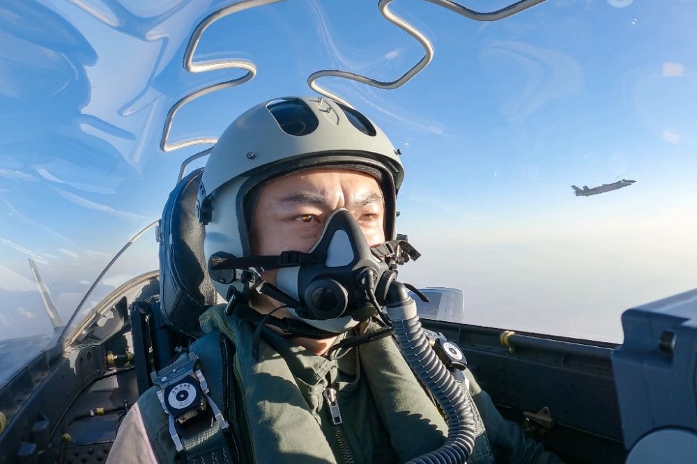 ↑全國人大代表、“強(qiáng)軍先鋒飛行大隊(duì)”大隊(duì)長(zhǎng)高中強(qiáng)進(jìn)行編隊(duì)飛行訓(xùn)練（2023年2月9日攝）。新華社發(fā)（姜皓元 攝）