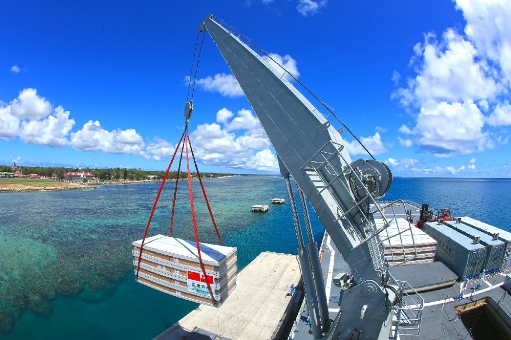 ↑赴湯加執(zhí)行運(yùn)送救災(zāi)物資任務(wù)的中國海軍艦艇編隊(duì)在努庫阿洛法港卸載移動(dòng)板房（2022年2月19日攝）。新華社發(fā)（薛成清 攝）