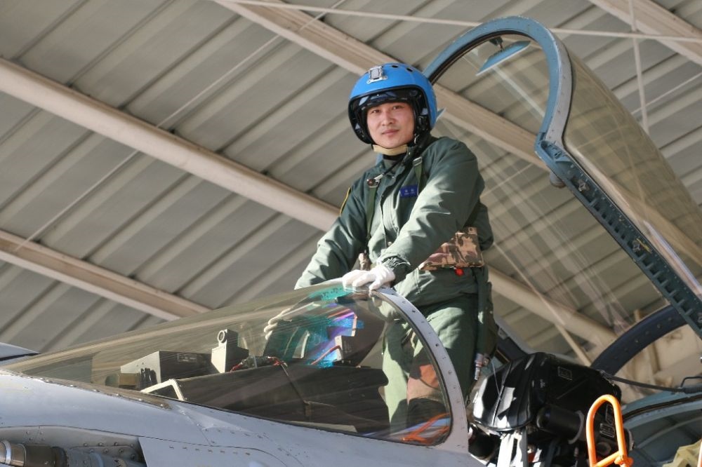 ↑海軍某艦載航空兵部隊(duì)原一級(jí)飛行員張超（2016年1月27日攝）。新華社發(fā)