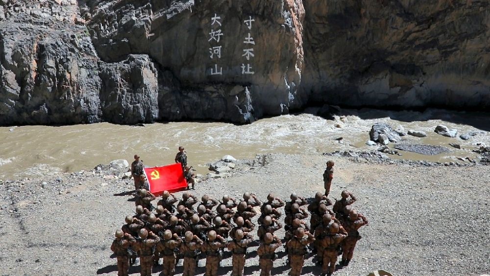 ↑某邊防團(tuán)官兵在“大好河山 寸土不讓”標(biāo)語前舉行重溫入黨誓詞儀式（資料照片）。新華社發(fā)（鄭曉林 攝）