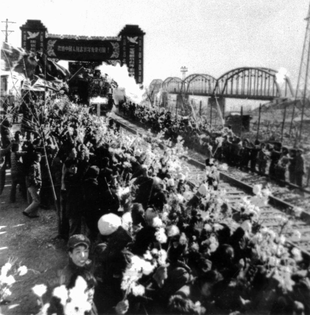 △1958年10月26日，列車駛過鴨綠江畔的凱旋門，中國人民志愿軍戰(zhàn)士回到祖國懷抱。