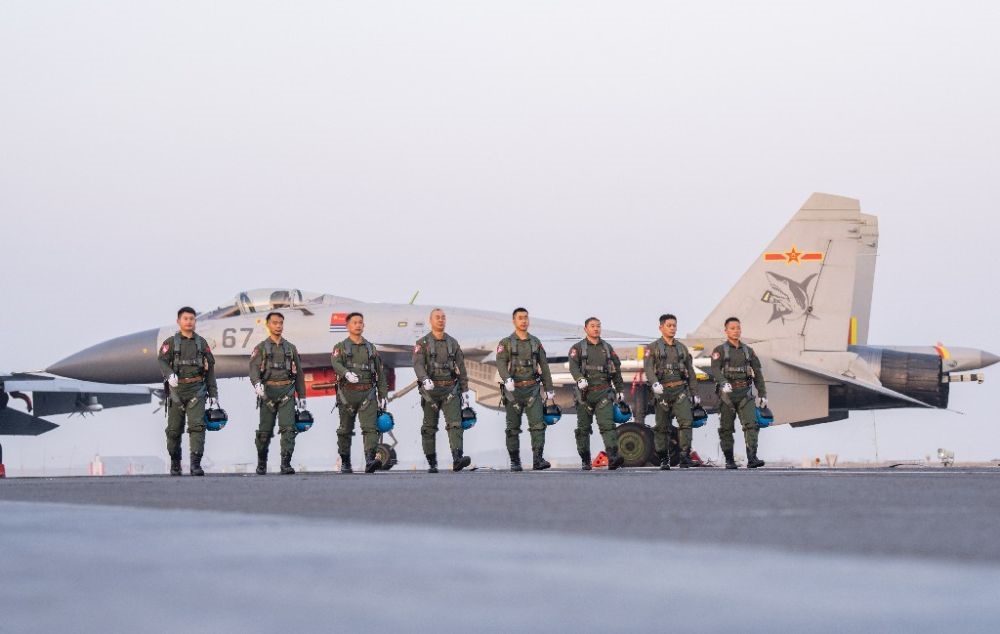 ↑海軍航空大學(xué)某基地艦載機(jī)飛行教官群體（2021年12月11日攝）。新華社發(fā)（萬全 攝）