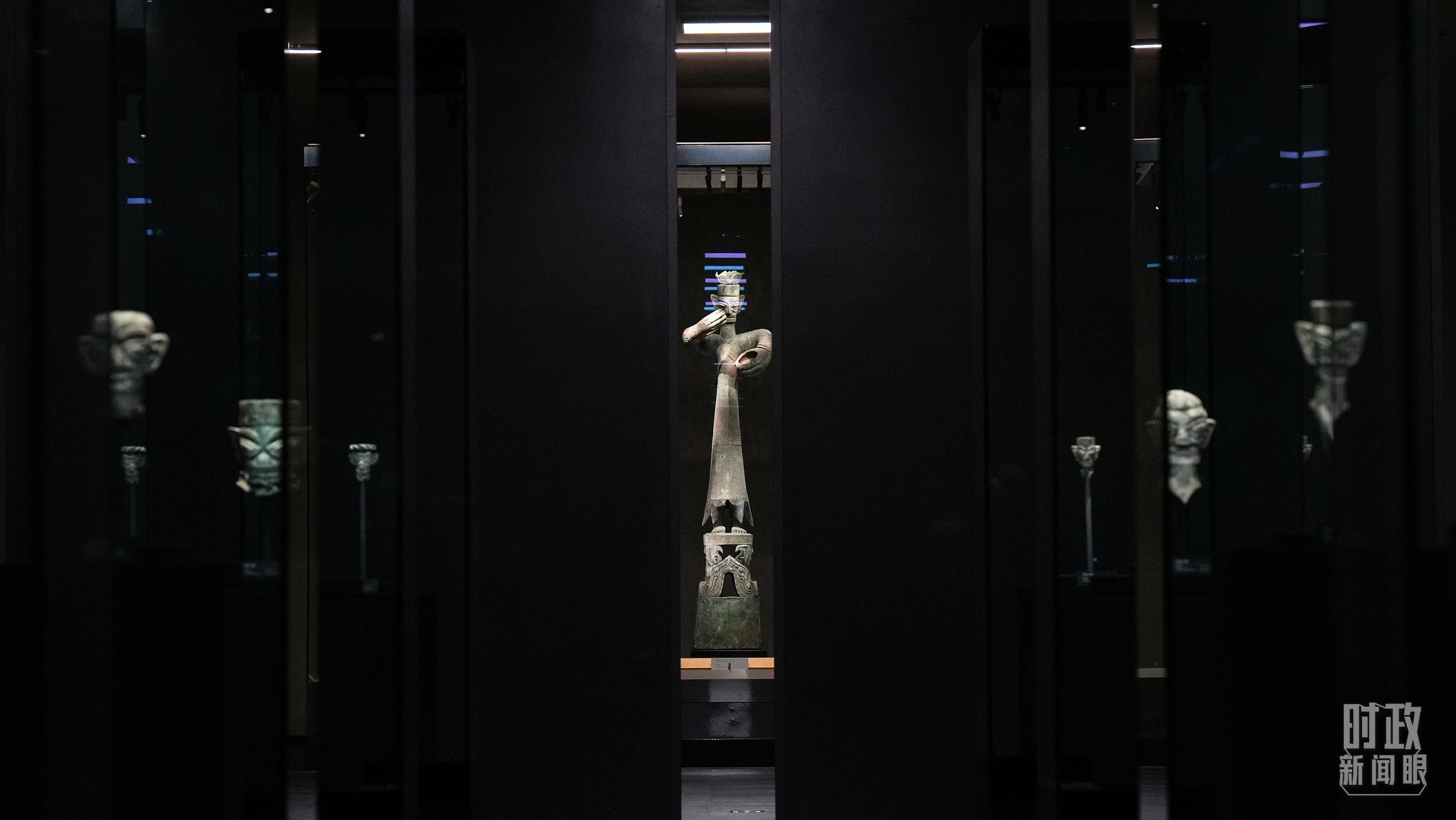 △三星堆出土的青銅大立人像。（總臺國廣記者李晉拍攝）