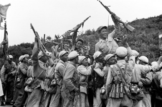  這是中國人民志愿軍和朝鮮人民軍一起歡慶戰(zhàn)斗勝利。新華社發(fā)（資料照片）