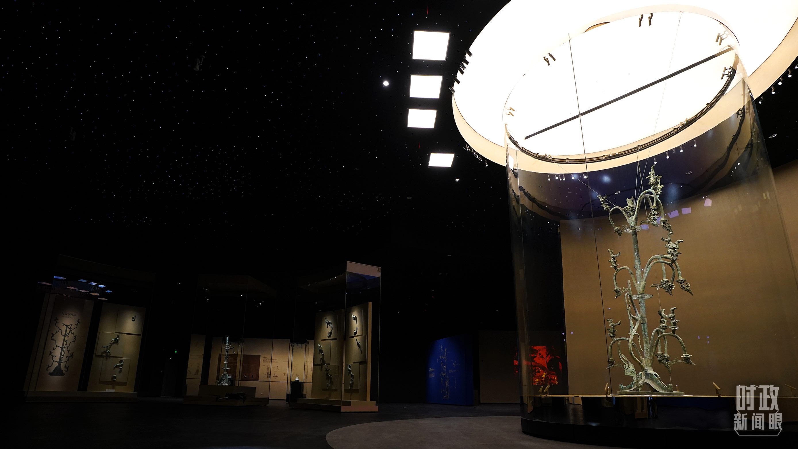 △三星堆出土的青銅神樹。（總臺國廣記者李晉拍攝）