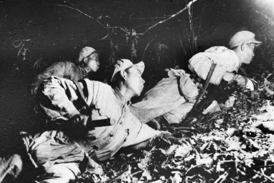 在1952年秋季的上甘嶺戰(zhàn)役中，堅守在坑道里的戰(zhàn)士準備夜間出擊。新華社發(fā)（資料照片）