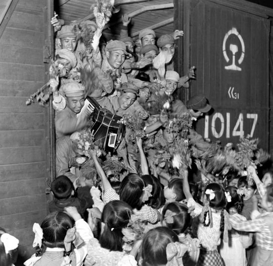1954年，中國人民志愿軍歸國部隊抵達安東（今遼寧丹東），受到少先隊員的熱烈歡迎。新華社記者 王純德攝
