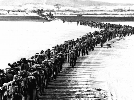 1950年，美帝國主義把侵略的戰(zhàn)火燒到了鴨綠江邊。為保家衛(wèi)國，中國人民的優(yōu)秀兒女組織起志愿軍，跨過鴨綠江，與朝鮮軍民一道英勇打擊美國侵略軍。新華社發(fā)（資料照片）