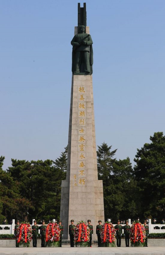 2022年9月30日，遼寧省暨沈陽市向烈士紀念碑敬獻花籃儀式在沈陽抗美援朝烈士陵園紀念碑廣場舉行。新華社記者 楊青 攝
