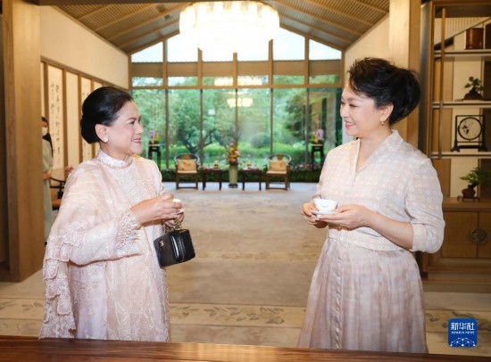  7月27日下午，國家主席習近平夫人彭麗媛在四川成都會見陪同印度尼西亞總統(tǒng)佐科來華出席第31屆世界大學(xué)生夏季運動會開幕式并訪華的總統(tǒng)夫人伊莉亞娜。這是彭麗媛邀請伊莉亞娜觀看茶藝表演，并同伊莉亞娜親切茶敘。新華社記者 丁林 攝