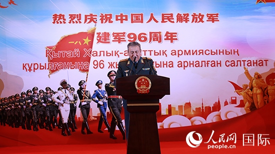 哈國防部副部長卡馬列特季諾夫中將發(fā)表致辭。人民網(wǎng)記者 李強攝