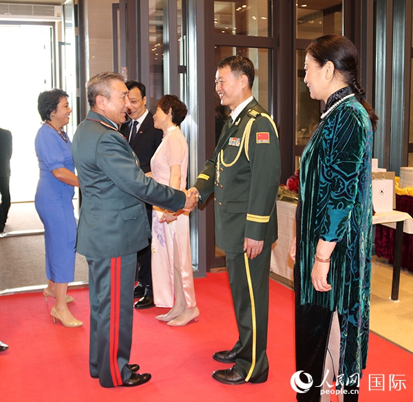 國防武官胡德君大校迎接賓客。人民網(wǎng)記者李強攝