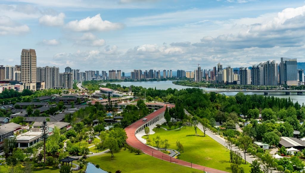 4月30日拍攝的天漢濕地公園景色。新華社發(fā)（李偉 攝）