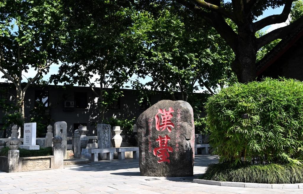 近日拍攝的陜西省漢中市博物館內(nèi)的“漢臺”石碑。新華社記者 劉瀟 攝