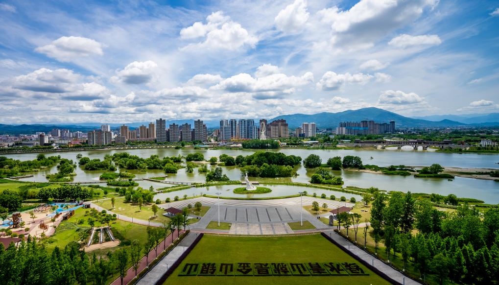 4月30日拍攝的天漢濕地公園景色。新華社發(fā)（李偉 攝）