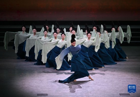 7月29日，演員在聯(lián)歡會現(xiàn)場表演《只此青綠》。新華社記者 蔡湘鑫 攝