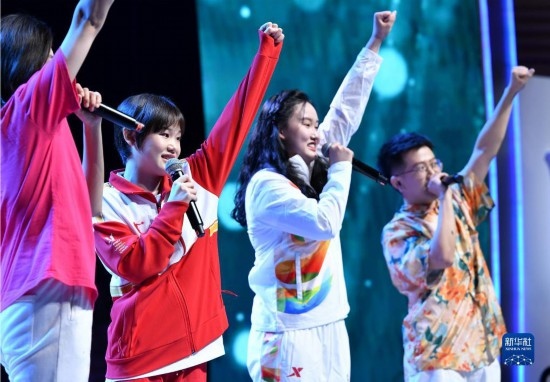 7月29日，中國運(yùn)動員張家齊（左二）在聯(lián)歡會現(xiàn)場演唱。新華社記者 張端 攝