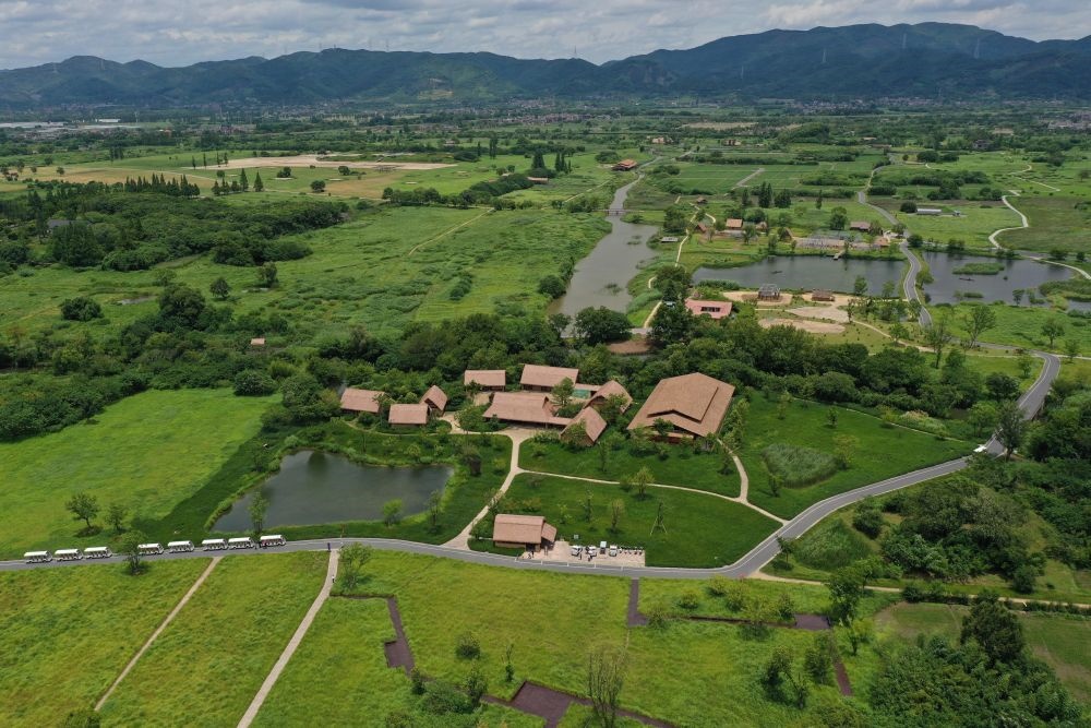 這是在浙江省杭州市余杭區(qū)拍攝的良渚古城遺址公園（2022年7月6日攝，無人機照片）。新華社記者 黃宗治 攝