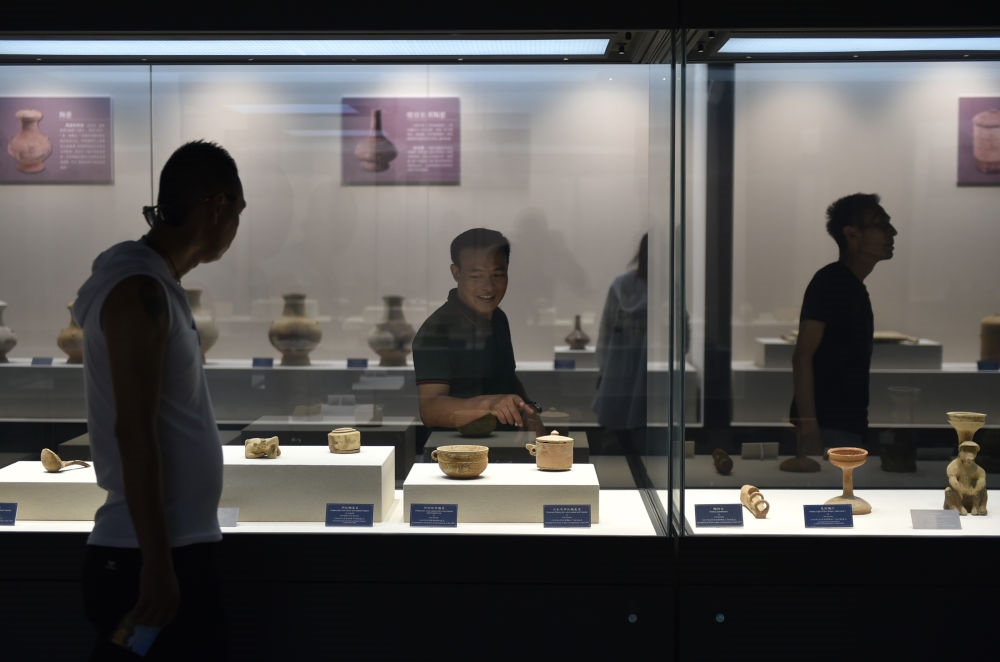 游人在廣西合浦縣漢代文化博物館內(nèi)參觀（2019年5月24日攝）。新華社記者 魯鵬 攝
