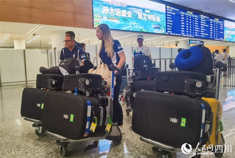 圖為取完行李的巴西代表團(tuán)成員。人民網(wǎng)記者 王洪江攝
