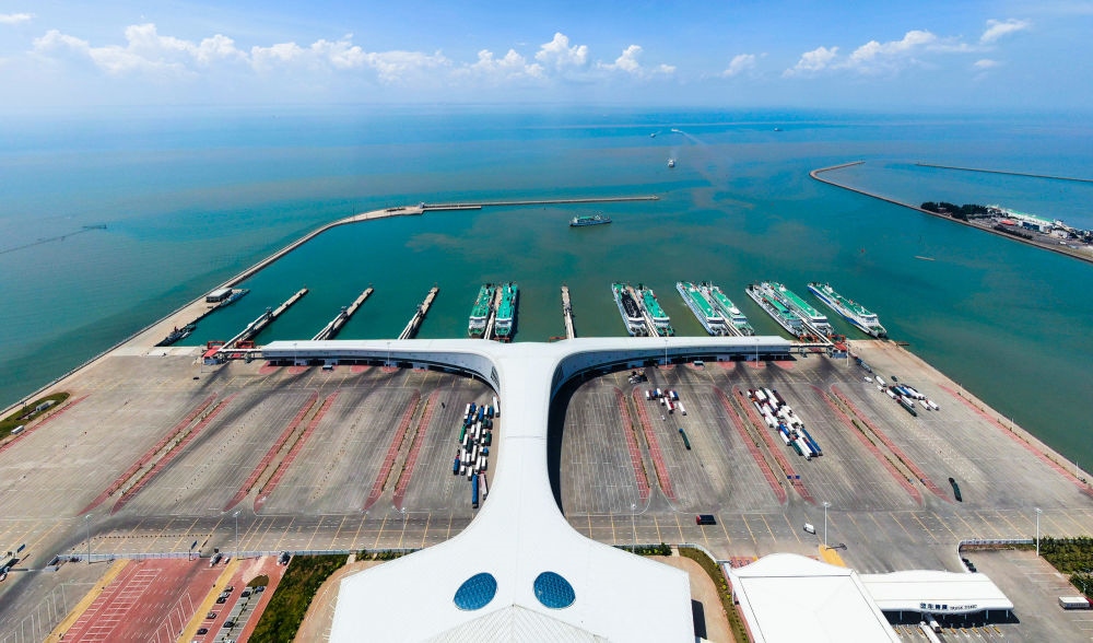 廣東省湛江市徐聞港風(fēng)光（2023年5月26日攝，無(wú)人機(jī)照片）。徐聞港是瓊州海峽北岸最主要的客貨運(yùn)輸港口，是連接粵港澳大灣區(qū)與海南自由貿(mào)易港的重要港口。新華社記者 鄧華 攝