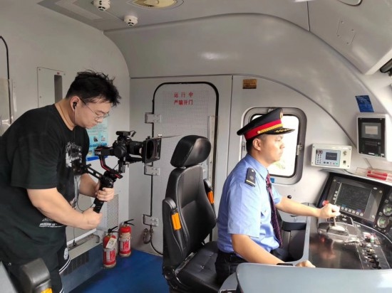 記者采訪中歐班列（成都）首發(fā)司機仲俊斕。成都機務段供圖