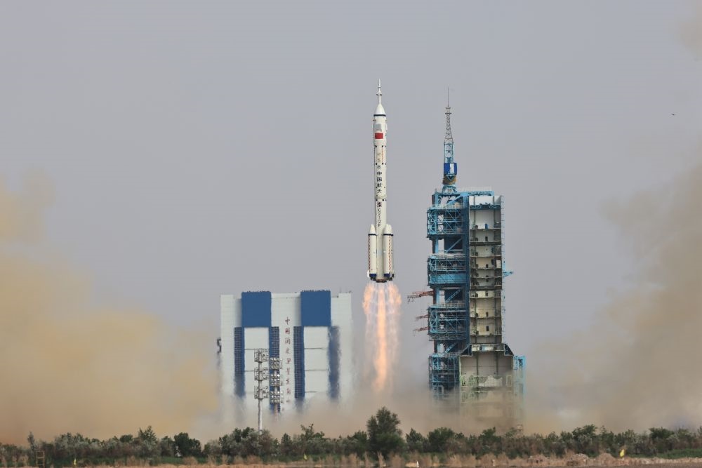 2023年5月30日，搭載神舟十六號(hào)載人飛船的長(zhǎng)征二號(hào)F遙十六運(yùn)載火箭在酒泉衛(wèi)星發(fā)射中心點(diǎn)火發(fā)射。新華社記者 李剛 攝