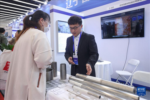 4月8日，參展商在2023中國中小企業(yè)發(fā)展大會“專精特新”中小企業(yè)展覽會上向觀眾介紹產(chǎn)品。新華社記者 龍雷 攝