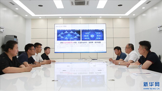 相關(guān)部門工作人員來到遼寧牧龍科技有限公司，了解企業(yè)訴求。新華網(wǎng)丁成玉攝