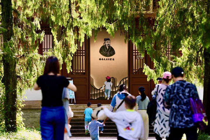 游客參觀位于福建武夷山朱熹園的武夷精舍（2022年6月6日攝）。新華社記者 姜克紅 攝