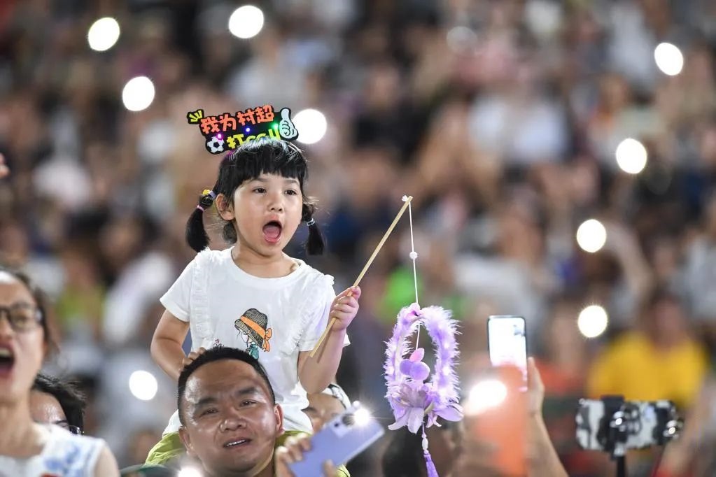 6月23日，一名小朋友在場(chǎng)邊觀賽。（新華社記者 楊文斌 攝）