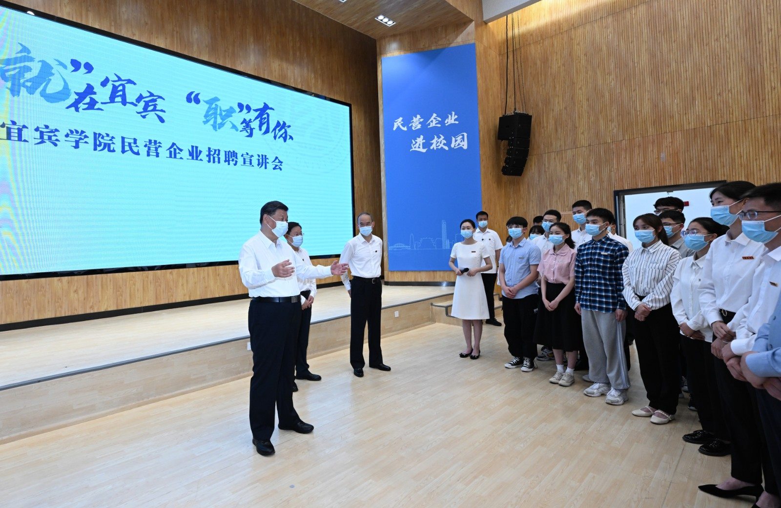 2022年6月8日，習(xí)近平總書記在四川考察。這是8日下午，總書記在宜賓學(xué)院考察時(shí)，向正在參加企業(yè)招聘宣講會(huì)的教師、學(xué)生、企業(yè)負(fù)責(zé)人了解企業(yè)招工需求和畢業(yè)生簽約率等情況。
