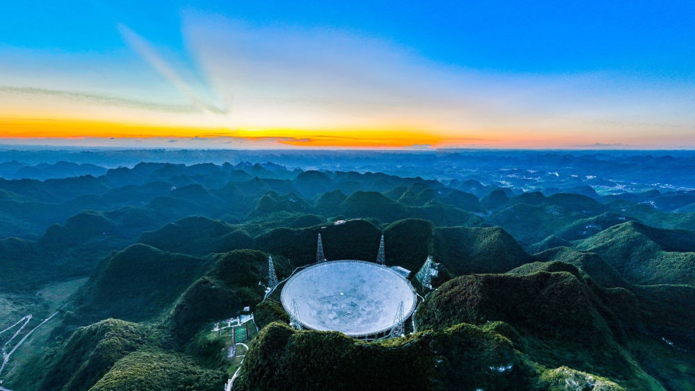 2022年7月21日，霞光中的“中國(guó)天眼”（維護(hù)保養(yǎng)期間拍攝）。新華社記者 歐東衢 攝