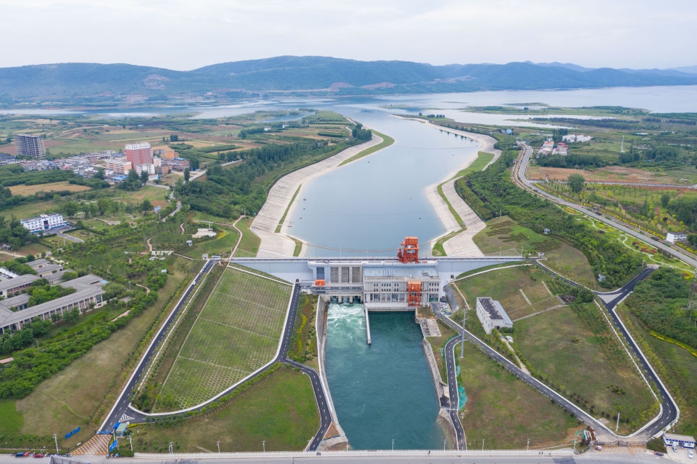 這是2021年5月20日在河南省南陽市淅川縣拍攝的南水北調(diào)中線工程陶岔渠首（無人機照片）。新華社記者 才揚 攝