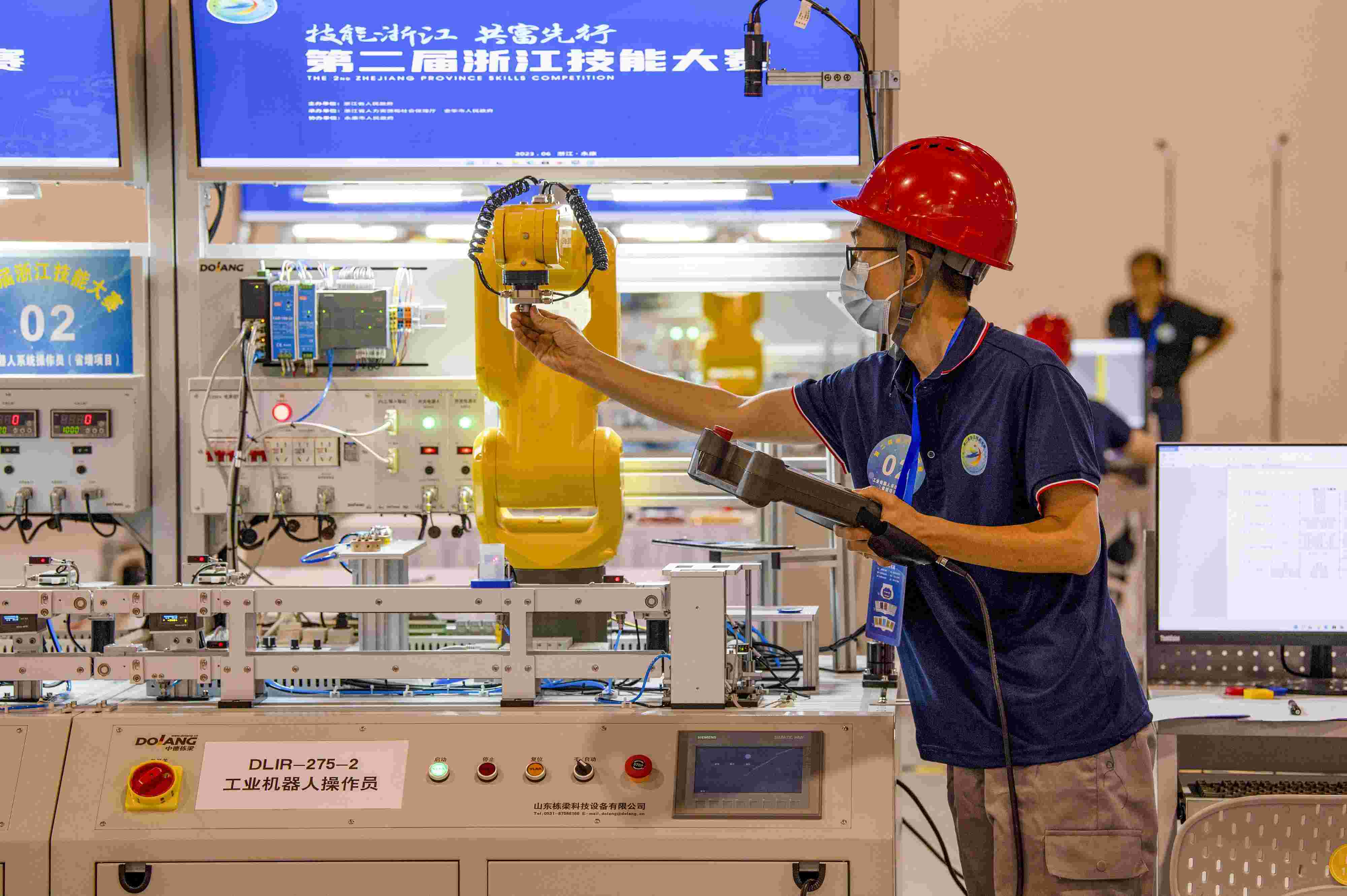 2023年6月19日，第二屆浙江技能大賽在永康市國(guó)際會(huì)展中心舉行。參賽選手在進(jìn)行工業(yè)機(jī)器人系統(tǒng)操作員項(xiàng)目比賽。