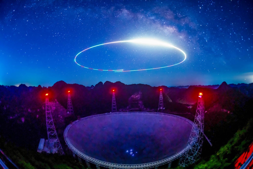 2022年7月24日拍攝的“中國(guó)天眼”夜景（維護(hù)保養(yǎng)期間拍攝，無(wú)人機(jī)光繪）。新華社記者 歐東衢 攝