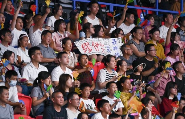 7月31日，觀眾在比賽中為中國(guó)隊(duì)吶喊助威。當(dāng)日，在成都舉行的第31屆世界大學(xué)生運(yùn)動(dòng)會(huì)排球女子預(yù)賽B組比賽中，中國(guó)隊(duì)以3:0戰(zhàn)勝阿根廷隊(duì)。新華社記者 陳澤國(guó) 攝