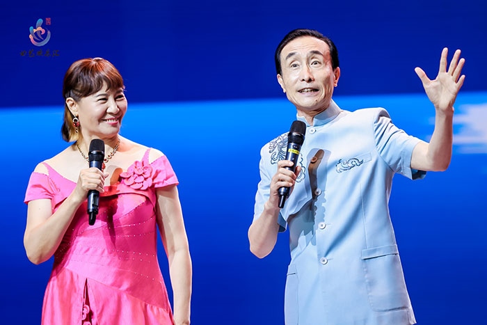 小品表演藝術(shù)家鞏漢林、金珠在演出現(xiàn)場(chǎng)。主辦方供圖